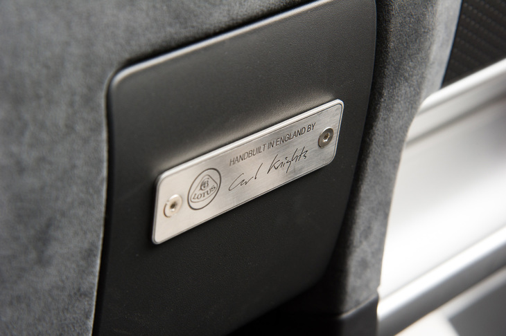 ダッシュボードの左端に装着されたプレートには、テスト車の組み立てを担当した工場スタッフの名前が刻まれていた。