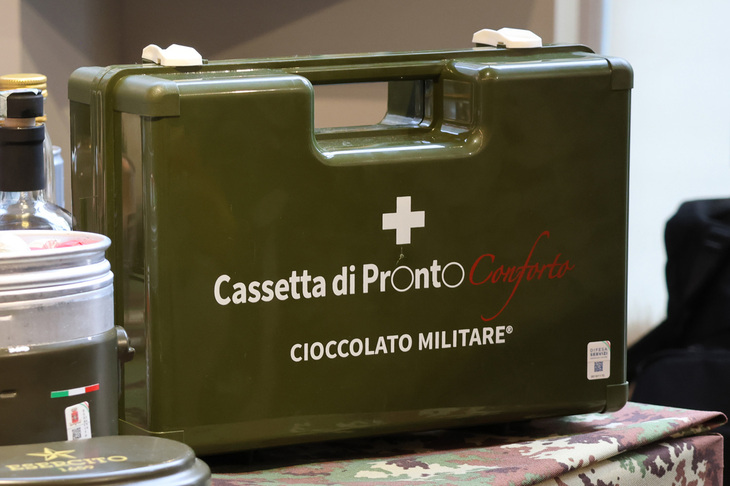 実際に使われている軍用救急箱をもとにリデザインしたプラスチックケースは……。
