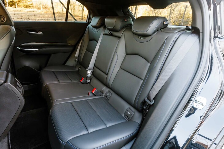 前席に加え、リアの左右席にもヒーターを装備。エンジン横置きのプラットフォームを用いているだけに、足もとのスペースにはゆとりがある。