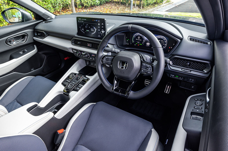 水平基調のダッシュボードのセンターに、Google搭載の「9インチHonda CONNECTディスプレイ」を配置したシンプルなデザインのインストゥルメントパネルを採用。内装色は「ブルー×ホワイト」でコーディネートされている。