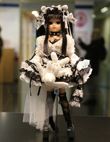 ゴシック＆ロリータのファッションブランドであるh.NAOTOと、宝飾品メーカーのミキモトとの協力により実現した作品。