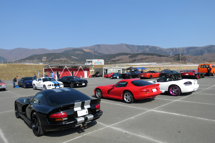 会場となったP2駐車場の様子。自分の個体以外の「バイパー」を見たのは本当に久しぶり。恐らく、十余年前にアメ車雑誌の編集をお手伝いしていたころ以来ではなかろうか。