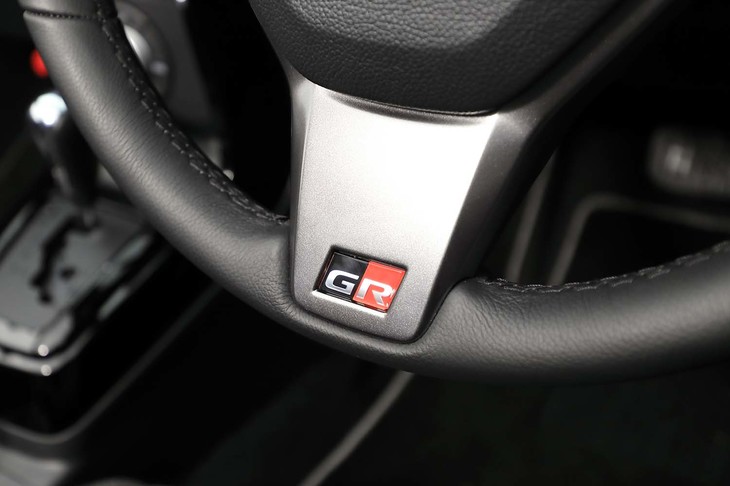MOMO製レザー巻きステアリングホイールのスポークにも「GR」ロゴが刻まれている。