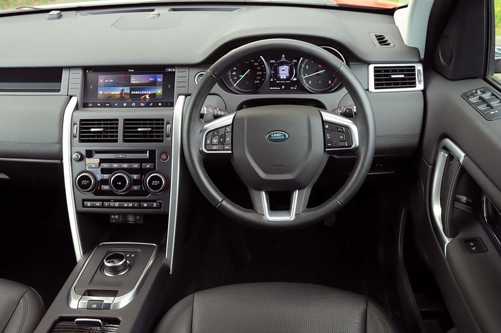 機能性の高さを感じさせる、シンプルでスマートなデザインの運転席まわり。内装色は全6種類で、試乗車には「エボニー」のモノトーンが採用されていた。