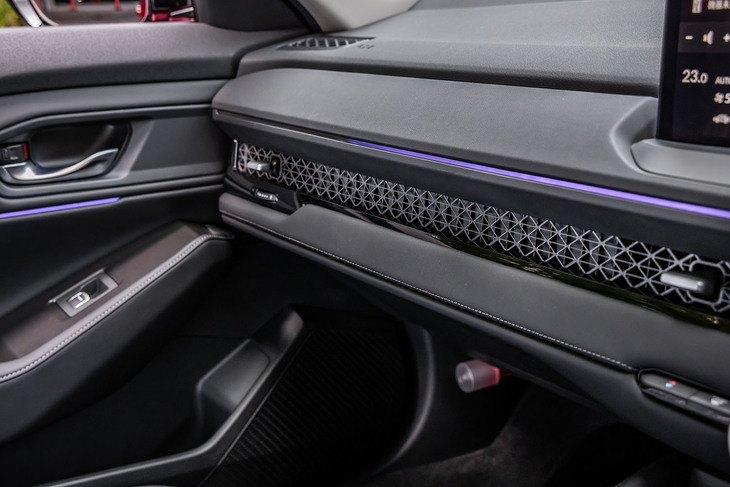 ホンダ・アコード（助手席側ダッシュボード）