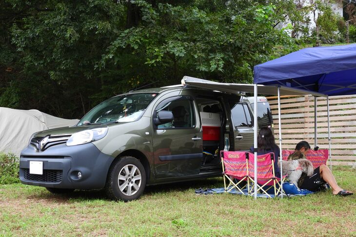 raikoamaoさんの「ルノー・カングー」。レジャー仕様／ワンちゃん仕様としてしっかりカスタマイズされていて、2列目シートと荷室には、メルカリでゲットしたというRVランドのベッドキットを設置。不使用時には棚としても使え、高さのある荷室空間を有効活用できるとのことだった。