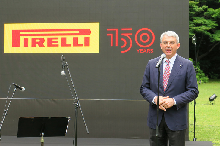 あいさつに立つジャンルイジ・ベネデッティ駐日大使。「イタリアは3つの“F”、Food, Fashion, Furnitureで有名でしたが、実は以前から3つの“T”も自慢でした。Technology, Technology, Technologyです」。……ストゥッチ経済商務部長のスピーチと比べると、サッカー（Football）と家具（Furniture）が入れ替わっているのが興味深い。