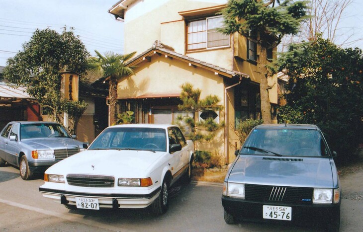 3年後、中古の「ビュイック・リーガル セダン（米国名：センチュリー）」（写真中央）を購入した代わりに、「ウーノ」を手放した。引き取ってくれたのは、地域の老舗はんこ屋さんで、しばらく営業車に使っていた。