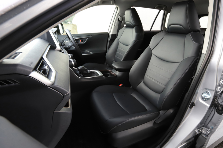 「ハイブリッドG」では合成皮革のシートが標準装備。“合成”ながらしっとりとした風合いが心地いい。