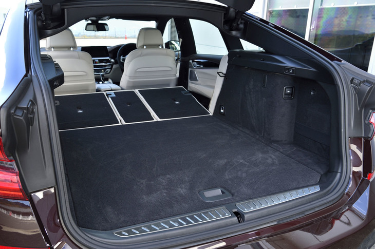 後席背もたれを倒すと、荷室容量を1800リッターに拡大可能。その際使わなくなったトノカバーは、荷室床下に収納できるようになっている。