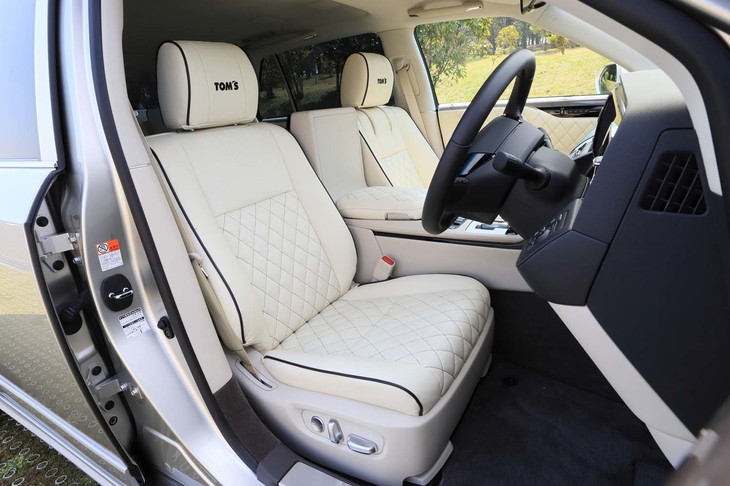 内装を自分好みに仕立てられるのが「TOM'Sセンチュリー」の特徴だ。カラーリングが15種類にステッチが2種類、シートデザインが3種類、さらにナッパレザーなどの素材の組み合わせに加えて、ヘッドレストにはオリジナルの刺しゅうも施される。