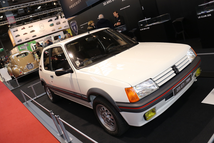 プジョーのブースで。「プジョー205GTI」はフランスのヤングタイマーにとって人気車である。