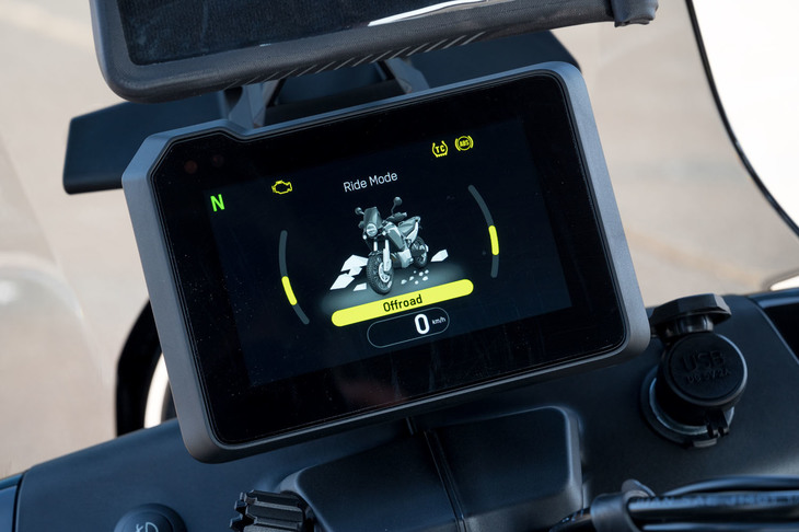 走行モードはオプションの「エクスプローラー」を含む全4種類。「オフロード」モードではスロットルレスポンスが穏やかになるほか、トラクションコントロールが最適化され、アンチウイリーの制御がオフになるなど、後輪を滑らせて旋回したり、前輪を浮かせて障害物を突破したりできるようになる。