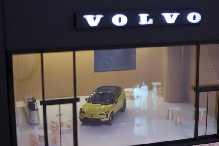 「ボルボEX30」の発表会で展示された、同モデルのミニチュア。