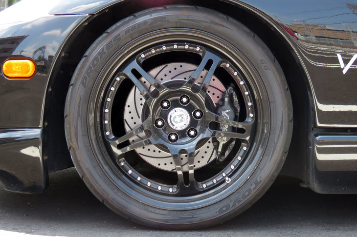 せっかくなので調整後のタイヤの写真を……。といっても、この角度からだとなにも分からないですね。取りあえず、左向きだったフロントタイヤのトー角は左右ともに＋0.01°に調整してもらった。メーカー指定の数値が＋0.06°なので、やや“トーゼロ”寄り。「ハイグリップタイヤでも、コーナーの入りで頭が入りやすいように」という配慮だそうです。