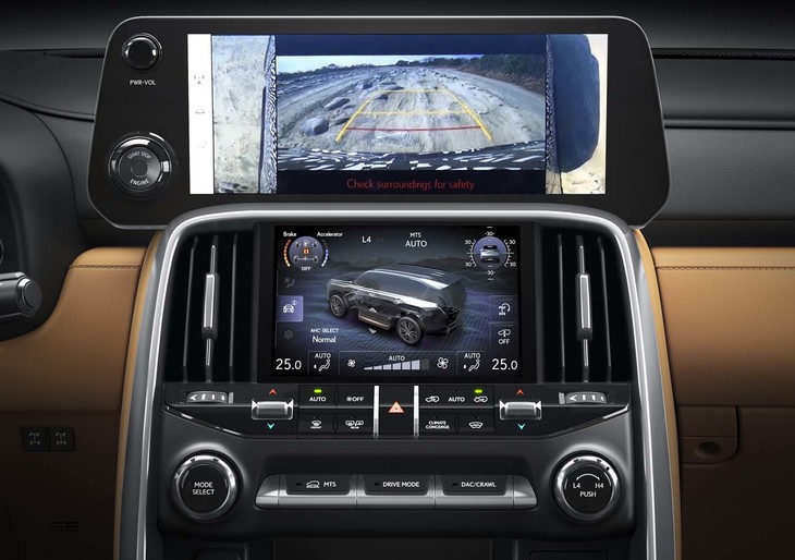 センターコンソールには、12.3インチ（上段）と7インチ（下段）の2つのディスプレイが並ぶ。