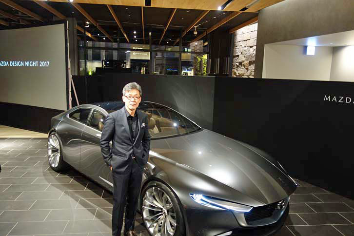 デザインの概要を説明したマツダの常務執行役員 デザイン・ブランドスタイル担当の前田育男氏。「デザイナーはとかく要素を詰め込みたくなるものであり、シンプルさを追求した『ビジョン クーペ』では、それを我慢することに苦労した」と語った。