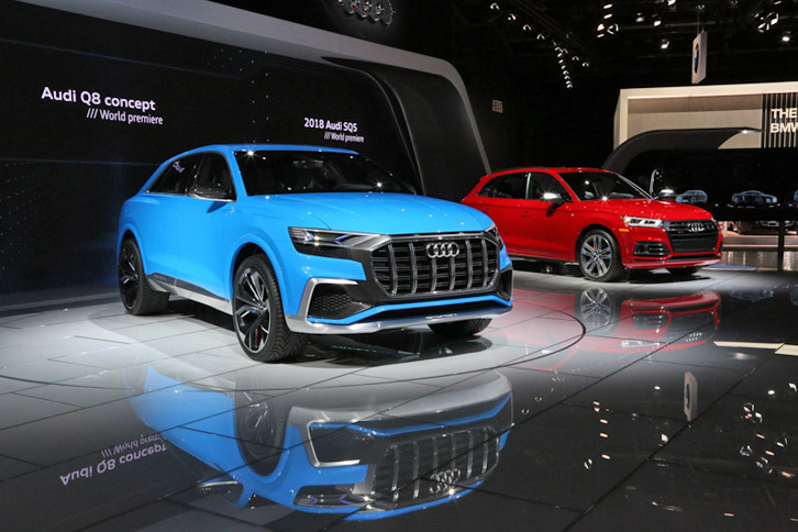「アウディQ8コンセプト」（左）と「アウディSQ5」（右）。