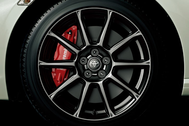 専用17インチアルミホイールの奥にはブレンボ製ベンチレーテッドディスクブレーキが備わる。