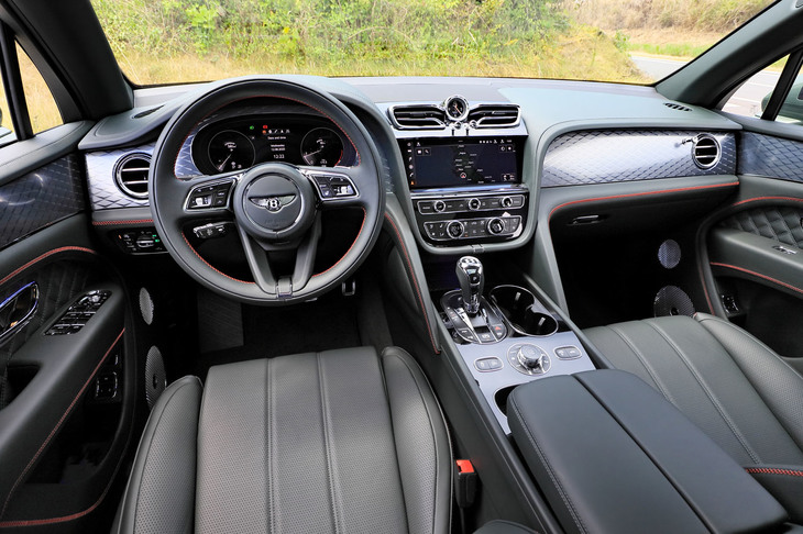 ステアリングホイールやセンターフェイシア、ドアトリムと、今回の改良ではインテリアについても意匠が刷新された。