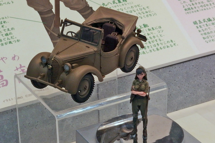 ファインモールドの1/35「帝国陸軍 九五式小型乗用車 くろがね四起」。前に立つフィギュア「歴装ヲトメシリーズ 菖蒲（あやめ）」の付属品として、2019年11月発売予定。価格は3500円。