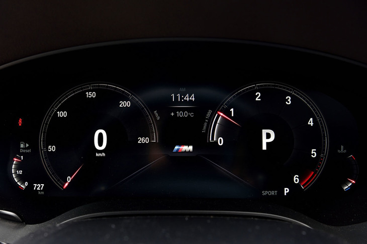 メーターには、12.3インチサイズの「マルチディスプレイメーターパネル」と呼ばれる液晶ディスプレイを採用。選択した走行モードに合わせて表示デザインが変更される。