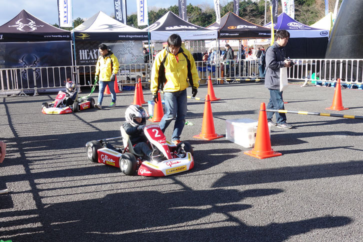 子どもたちによる電動カート体験コーナー。会場には親子で楽しめる催しがとても多かった。
