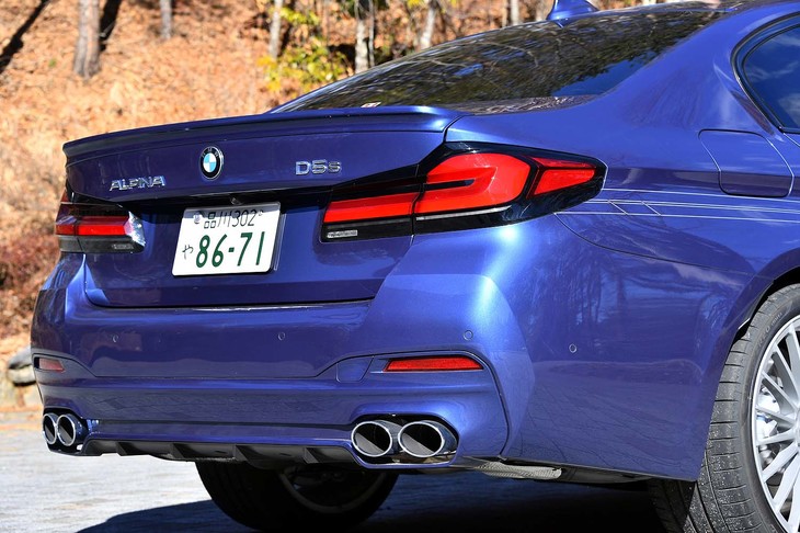 マフラーエンドは4本出し、アルピナの流儀にのっとり、デザイン的な主張は控えめだ。