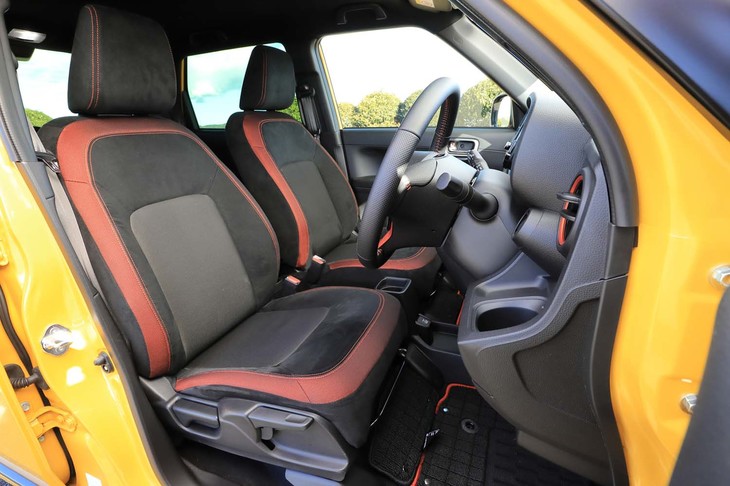 新型では全車が左右独立式のフロントシートを装備する。「RS」ではオレンジアクセント入りのラックススエード×メッシュジャージーの表皮となる。