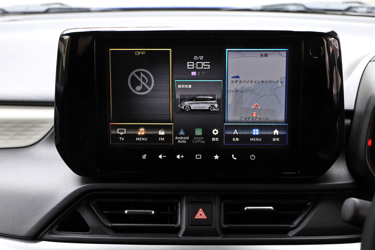 スズキとしてはこれが初採用となる9インチのディスプレイオーディオ。通信サービス「スズキコネクト」に対応したり、USBポート（Type-A／Type-C）に加えてオプションでワイヤレス充電器（スズキ初）を用意したりと、このあたりの機能・装備も劇的に強化された。