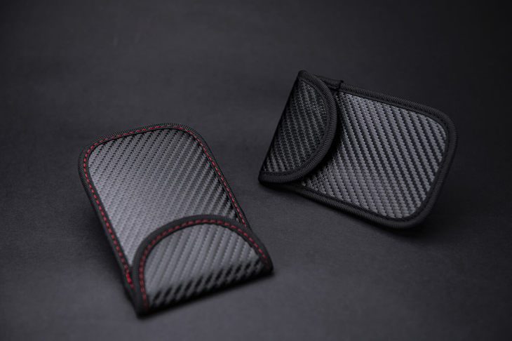 
	Step 1 | まずはシールドケースでスマートキーの電波を遮断
	M'z SPEED リレーアタックガードポーチ2
	カーボン柄のスポーティーなスマートキー専用ポーチ。ポケットは二重構造になっていて、スマートキー機能を生かすことも可能。1382円。
	