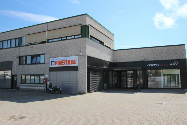 元アルファ・ロメオのショールームは長らく空き家だったが、ようやく2017年春に、サッシ屋さんがテナントとして入った。（下写真に続く）