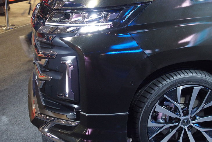 「トヨタ・ノア」用の「モデリスタエアロパーツセット」は、フロントスポイラーとサイドスカート、リアスカート、フロントグリルキット、シグネチャーイルミブレード、イルミルーフスポイラーなどがセットとなる。