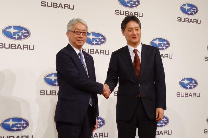 握手を交わす中村知美社長と大崎 篤氏。中村氏は2023年4月よりスバルの取締役会長となり、大崎新社長をサポートしていくこととなる。
