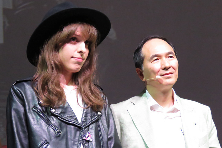 モデルのIVANさん（左）と、ルノー・ジャポンの大極 司社長（右）。