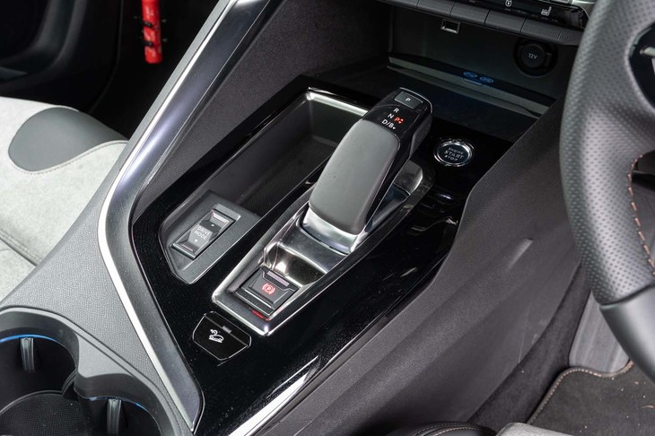 変速機はアイシン製8段AT「EAT8」の改良版である「e-EAT8」を搭載。PHEV化によってユニットサイズが拡大したため、エンジンの搭載位置も右にオフセットしている。