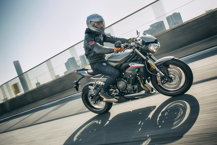 新エンジンの採用によるパワーアップに加え、軽量化も実現した新型「スピードトリプル」。乾燥重量は166kgに抑えられている。