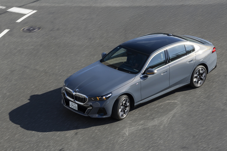 パワーユニットは最高出力190PSの2リッター4気筒ターボエンジン。これ自体は「523i」と同じだが、マイルドハイブリッドのモーターが11PSと523i（7PS）よりもパワフルな設定（型式は同じ）。そのためかボディーが大きいのにこちらのほうがWLTCモード燃費が優秀だ（15.1km/リッターと14.4km/リッター）。