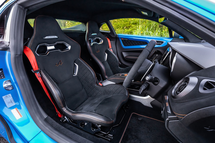 6点式レーシングハーネスを装着するためのアダプターが付属する、サベルト製のモノコックバケットシートを装備。オレンジ色のシートベルトも「A110 Sアセンション」の専用アイテムだ。