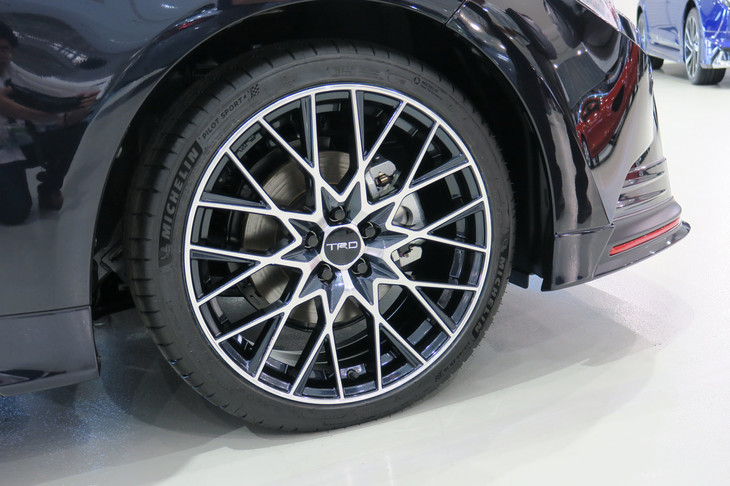 トヨタ・カローラ ハイブリッドW×B TRD用品装着車（タイヤ＆ホイール）