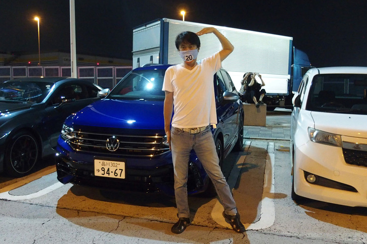 辰巳PAで周囲にも『ティグアンR』だとわかってもらえるよう、Rのポーズをとってみた。しかし、誰にも声をかけられなかった。まあ、当然か。