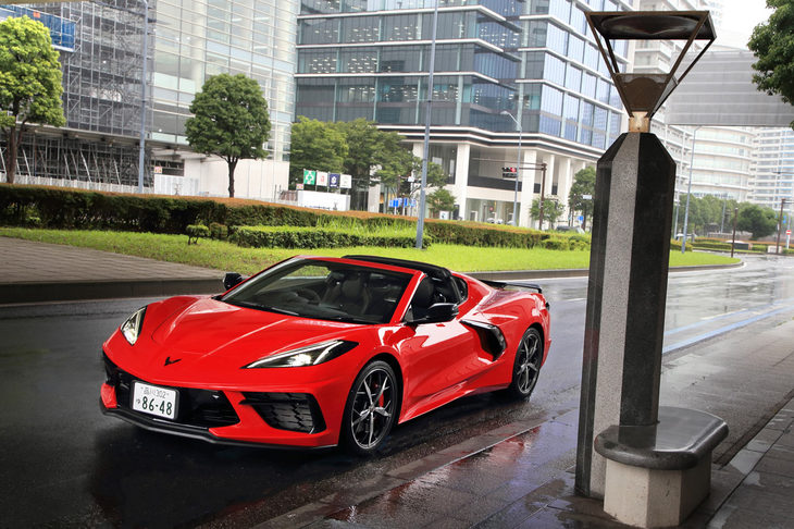 目覚めのひと吠（ほ）えはにぎやかな「C8コルベット」だが、アクセルを踏み込まなければサウンドは控えめ。紳士的にも走らせられるクルマだ。（写真：荒川正幸）