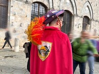 いにしえの学生のムードを引き継ぐマント、そしてフェルーカといわれる帽子がフェスタのシンボル。観光客にとっては、格好の被写体である。