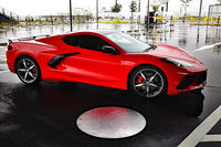 某所にて撮影中の「C8コルベット」。ギョーカイ内でも雨男として名高い編集とカメラマンがタッグを組んだだけに、撮影日はご覧の通りの空模様だった。