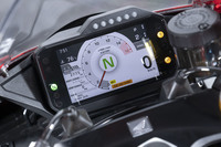 フルカラーのTFTメーターは、視認性を高めるべく画面サイズを5インチに拡大。ハンドルの左グリップ基部に備わるコントローラーで操作する。