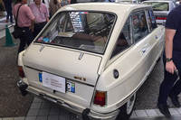 ファストバックスタイルを持つ「シトロエンAMI 8」のリアビュー。