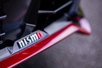 NISMOのアイコンであるレッドアクセントが用いられたフロントスポイラー。レースで培った空力技術をベースにデザインしたという。中央下部には立体的な「nismo」のエンブレムが備わる。
