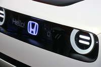 「ホンダ・アーバンEVコンセプト」のフロントに設けられたディスプレイ。顔文字が表示されている。ただし外国人にはどこまで伝わるか、興味深いところ。