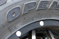 プライレーティングとはタイヤの耐荷重強度を示す指数で、「ラプター」に装着されていたトーヨーの「OPEN COUNTRY R/T」では10P.R.だった。まあ、これがどれほどの数字なのかは、記者には分からないんですがね。ちなみにラプター返却時に車両管理者に聞いたところ、「前440kPa、後ろ450kPaという空気圧は、トーヨーさんが指定している数字」とのこと。おかしな数字ではなかったようだ。