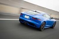 東京湾アクアラインを行く「FタイプR-DYNAMICクーペ」。直4ターボエンジンを搭載したことによる、ボディーの身軽さも魅力のひとつだ。